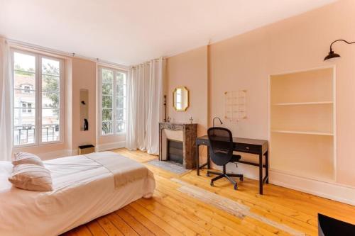 a bedroom with a bed and a desk and a desk at La Ruche - Maison 7 chambres et 7 salles de bain in Fontainebleau