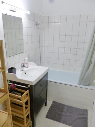 une salle de bain avec un lavabo et une baignoire dans l'établissement VULCAIN 4, 14ème, Ile de Nantes, vue exceptionnelle avec parking, à Nantes