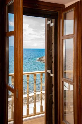 an open window with a view of the ocean at Casa Del Mare Sea View House up to 6 guests in Mandrakion