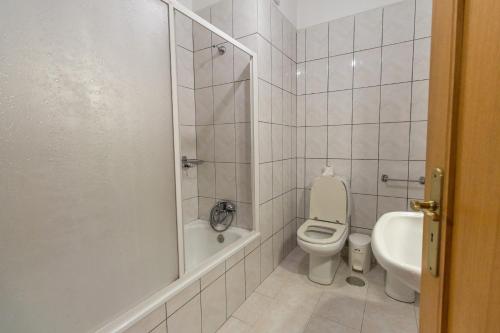 ein Badezimmer mit einem WC, einer Badewanne und einem Waschbecken in der Unterkunft Quinta da Armada, Apartamento em Braga by House and People in Braga