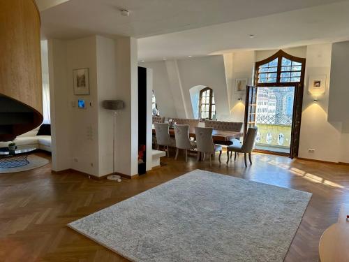 ein Wohnzimmer mit einem Tisch und einem Esszimmer in der Unterkunft Luxus Suite mit einmaligem Blick auf die Frauenkirche in Dresden