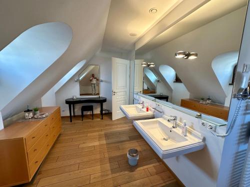 a bathroom with two sinks and a mirror at Luxus Suite mit einmaligem Blick auf die Frauenkirche in Dresden