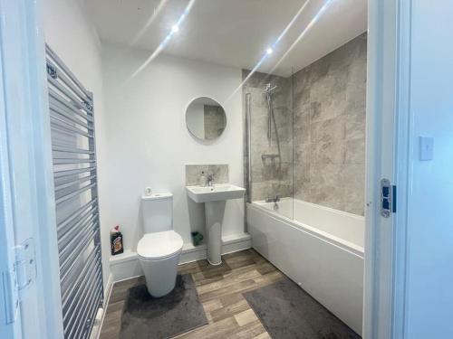 ミルトン・キーンズにあるNew Luxury Modern Apartmentのバスルーム(トイレ、洗面台、バスタブ付)