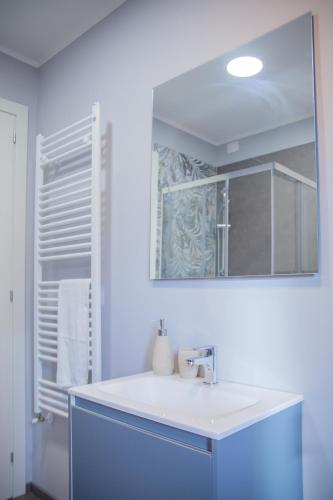 a bathroom with a sink and a mirror at Aretium in Arezzo