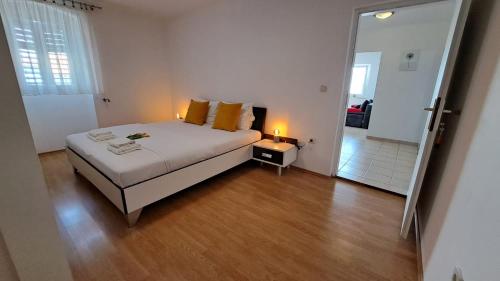 Apartment house Vinka near the beach in Funtana