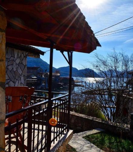 Foto Lakeside oasis home Karuc 1