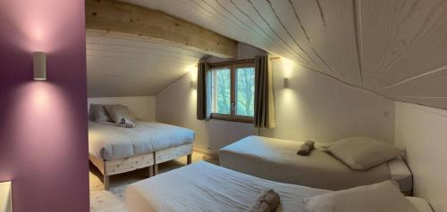 Tempat tidur dalam kamar di Gite Le Jardin des 4m