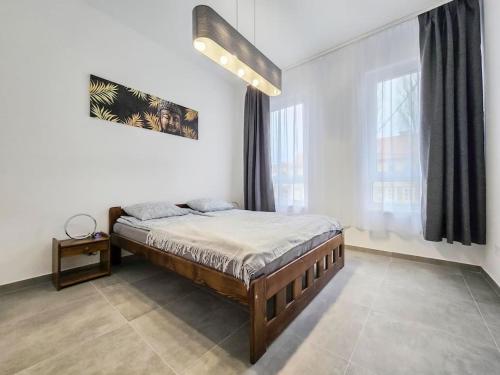 1 dormitorio con cama y ventana grande en PP Home en Törökbálint