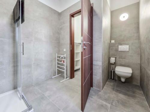 uma casa de banho com um WC e uma cabina de duche ao nível do chão em PP Home em Törökbálint