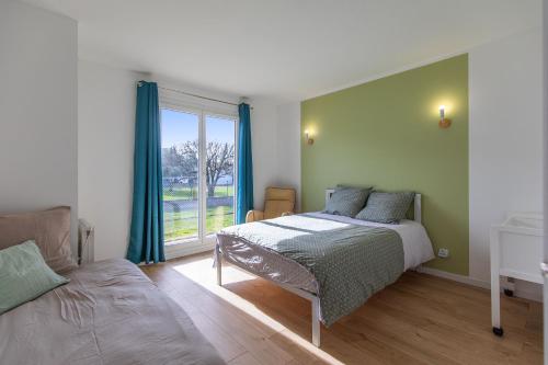 une chambre avec un lit et une fenêtre dans l'établissement VILLA BOUNTY - Vue montagne parking privé, à Salles-Adour