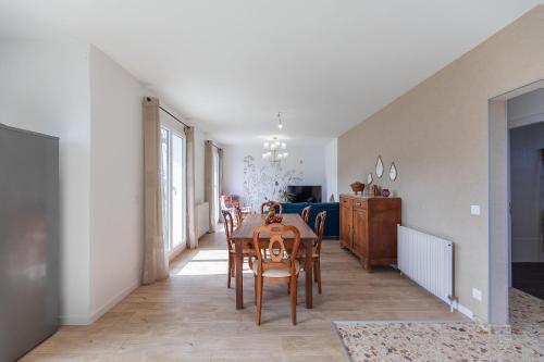 une salle à manger avec une table et un canapé dans l'établissement VILLA BOUNTY - Vue montagne parking privé, à Salles-Adour