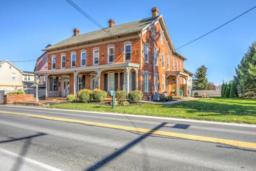 una grande casa in mattoni sul lato di una strada di Legacy Manor 13 bedrooms Sleeps 26 a Lancaster