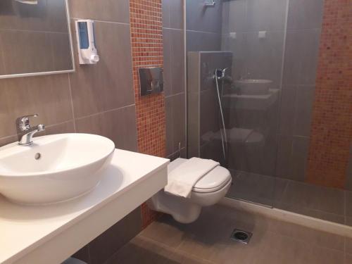 y baño con lavabo, aseo y ducha. en Sunlight Elounda - Adults only Hotel "by Checkin" en Ágios Nikólaos