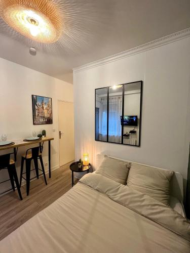 - une chambre avec un lit, un bureau et une table dans l'établissement Au ColbVert, à Lille
