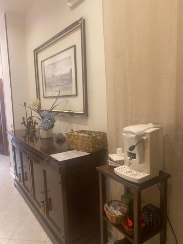 una camera con una macchinetta del caffè su un tavolo di Bed & Breakfast Plebiscito Home a Napoli