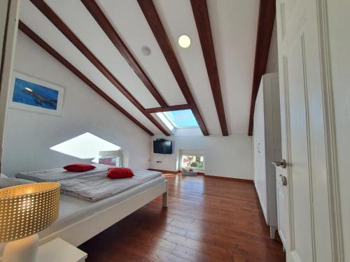 - une chambre avec un lit et un plafond voûté dans l'établissement Central Opatija 3 bedroom apartment Mozart, à Opatija