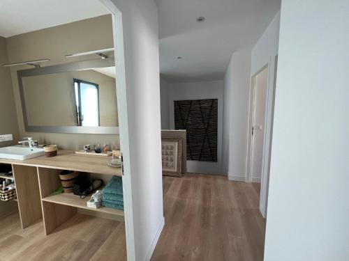 une salle de bain avec un lavabo et un miroir dans l'établissement Villa Nomade proche de Cannes, à Vallauris