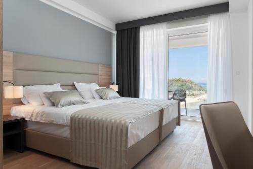 Postel nebo postele na pokoji v ubytování Kaneo beach hotel Novalja
