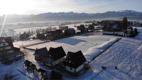 una vista aerea di una città nella neve di Domki na Wiyrchu a Biały Dunajec