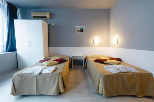 um quarto com duas camas num quarto em Sun Palace Hotel em Sunny Beach