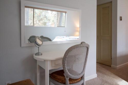 a desk with a mirror and a chair in a room at Fourth Sisters Escape in Sisters