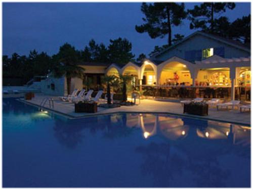 - une piscine avec des chaises et un restaurant ouvert la nuit dans l'établissement Mobil home climatisé 3 chambres (740), à Saint-Jean-de-Monts