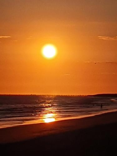 - un coucher de soleil sur la plage dans l'établissement Mobil home climatisé 3 chambres (740), à Saint-Jean-de-Monts