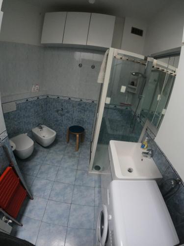 un bagno con lavandino, doccia e WC di Escape Express by PortofinoVacanze a Rapallo