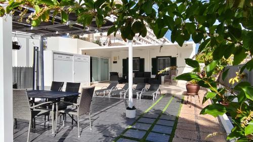 Vivelorural Club 14, terraza y piscina