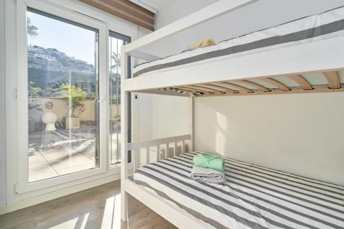 a bedroom with a bunk bed and a window at Apartamento El Paraiso de Cabria in Almuñécar