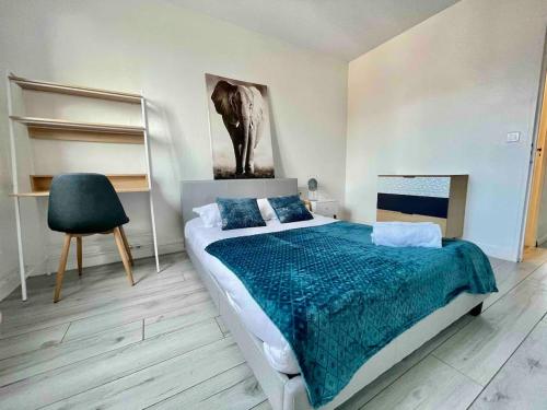 une chambre avec un lit et une chaise dedans dans l'établissement Sorel by Yumē, à Toulouse