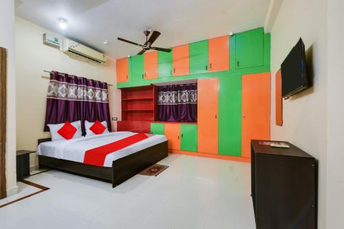 a bedroom with a bed and a tv in it at Super OYO Flagship Hotel Rudraksh Inn in Rānchī