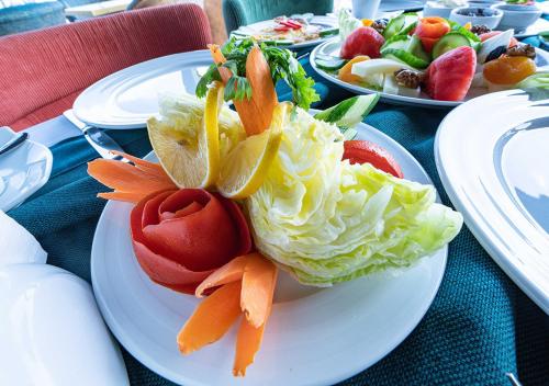 einen Teller mit Gemüse auf dem Tisch in der Unterkunft Sayina Hotel in Istanbul