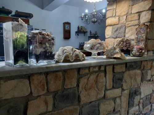 eine Steintheke mit Aquarien und anderen Gegenständen darauf in der Unterkunft Villa Maruzza (Sicilia Bedda) in Carini