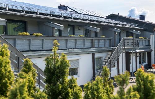 un immeuble d'appartements avec balcon et arbres dans l'établissement Ferienwohnungen Bußmann, à Herscheid
