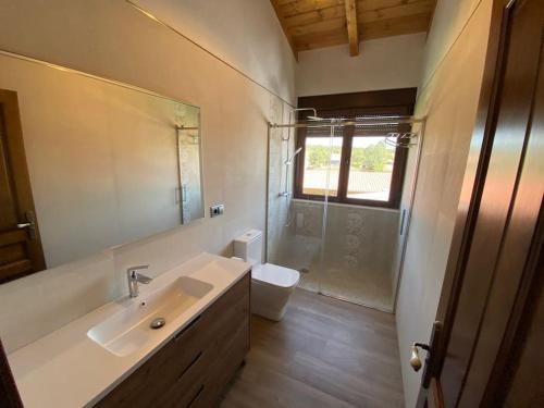 a bathroom with a sink and a shower and a toilet at Casa Enrique: familias y grupos! in Murias de Pedredo