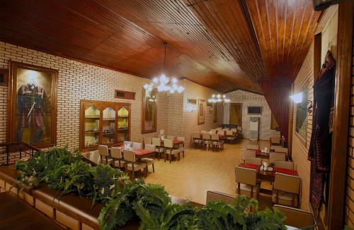 Sed Bosphorus Hotel في إسطنبول: مطعم فيه طاولات وكراسي في الغرفة