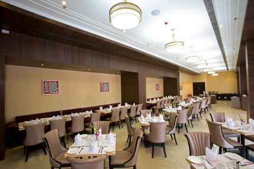 מסעדה או מקום אחר לאכול בו ב-Golden Suites Gurugram by Inde Hotels