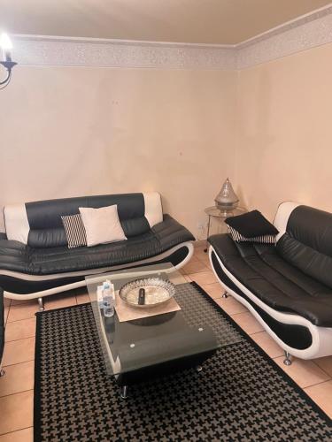 - un salon avec un canapé et une table dans l'établissement Studio t1 rustique, à Clichy