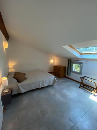 ein Schlafzimmer mit einem Bett und einem Dachfenster in der Unterkunft Hôtel Restaurant Petra Cinta in Barcaggio