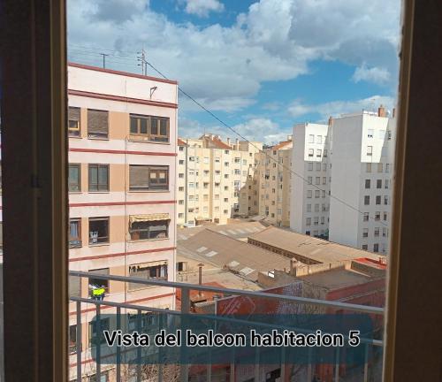 ein Blick auf eine Stadt aus einem Fenster in der Unterkunft Apartamento en Castellón RENFE in Castellón de la Plana