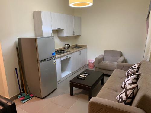 ein Wohnzimmer mit einem Sofa und einer Küche in der Unterkunft Mousa Coast Chalets & Villas (Managed By Mousa Coast) in Ras Sudr