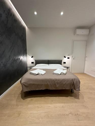 a bedroom with a bed with two towels on it at B&B Grace's Home Affittacamere in Canicattì
