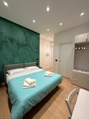 1 dormitorio con 1 cama con 2 toallas en B&B Grace's Home Affittacamere, en Canicattì