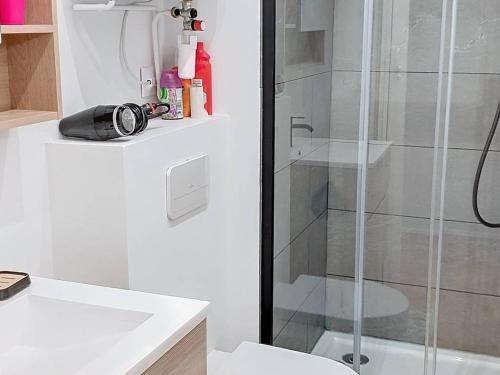 ein Bad mit einer Dusche, einem WC und einem Waschbecken in der Unterkunft Appartement Bormes-les-Mimosas, 2 pièces, 4 personnes - FR-1-610-97 in Bormes-les-Mimosas
