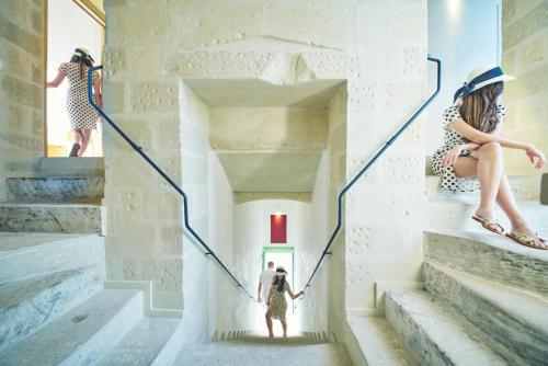 CasamassellaにあるLa Filanda Salentoの二人の階段下り方