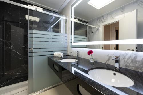 a bathroom with two sinks and a large mirror at Hotel Saray in Granada