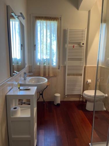 La salle de bains est pourvue d'un lavabo et de toilettes. dans l'établissement Podere Baratta agriturismo e cantina, à Collinello
