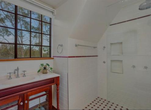 Phòng tắm tại Riverside vintage home
