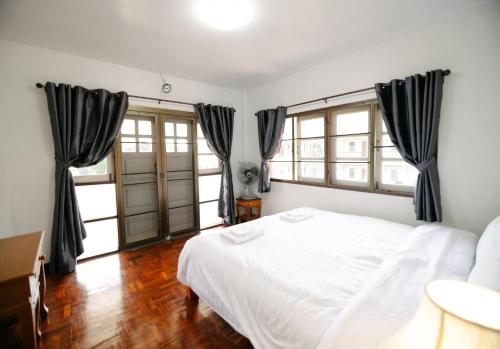 Ένα ή περισσότερα κρεβάτια σε δωμάτιο στο Nadee House